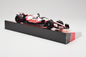 Haas VF-22 #20 K. Magnussen Pole Position Brazil GP 2022 Minichamps 1:18 147222120 Metall — Bild 4 von 7