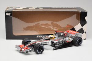 McLaren MP4-25 Mercedes #2 L. Hamilton Showcar 2010 Minichamps 1:18 110100006-R1 Metall — Bild 6 von 6