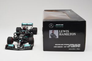 Mercedes AMG W12 Petronas #44 L. Hamilton Spanish GP 100th Pole 2021 Minichamps 1:18 110210444 Resin — Bild 6 von 7