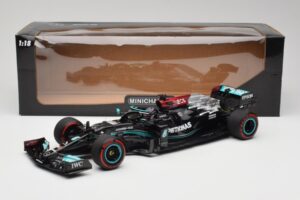 Mercedes AMG W12 Petronas #44 L. Hamilton Spanish GP 100th Pole 2021 Minichamps 1:18 110210444 Resin — Bild 7 von 7