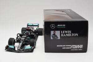 Mercedes AMG W12 #44 L. Hamilton Bahrain GP 2021 Minichamps 1:18 110210144 Metall — Bild 7 von 7