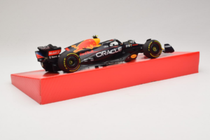 Red Bull Racing RB18 #1 M. Verstappen Oracle Winner Dutch GP 2022 Minichamps 1:18 113223501 Metall — Bild 3 von 7