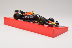 Red Bull Racing RB18 #1 M. Verstappen Oracle Winner Dutch GP 2022 Minichamps 1:18 113223501 Metall — Bild 4 von 7