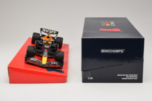 Red Bull Racing RB18 #1 M. Verstappen Oracle Winner Dutch GP 2022 Minichamps 1:18 113223501 Metall — Bild 6 von 7