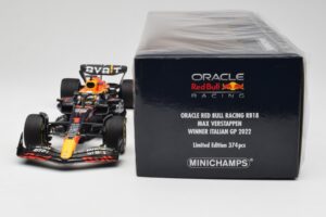 Oracle Red Bull Racing RB18 #1 M. Verstappen Winner Italian GP 2022 Minichamps 1:18 110221601 Metall — Bild 6 von 7