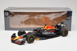 Oracle Red Bull Racing RB19 #1 M. Verstappen Winner Abu Dhabi GP 2023 Minichamps 1:18 110232301 Metall — Bild 7 von 7