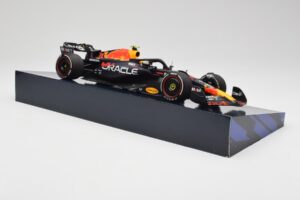 Red Bull Racing RB19 #11 S. Perez Winner Saudi Arabian GP 2023 Minichamps 1:18 113230111 Metall — Bild 4 von 6