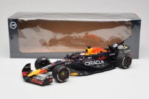 Oracle Red Bull Racing RB20 #1 M. Verstappen Winner Bahrain GP 2024 Minichamps 1:18 110240101 Metall — Bild 7 von 7