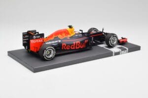 Red Bull RB12 #33 M. Verstappen Spain GP Winner 2016 Minichamps 1:18 117160333 Metall — Bild 3 von 7