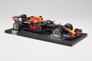 Red Bull RB16B #33 M. Verstappen Dutch GP Winner 2021 Minichamps 1:18 113212533 Metall — Bild 4 von 7