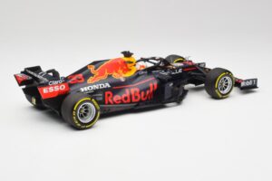 Red Bull RB16B #33 M. Verstappen Emilia Romagna GP Winner Mid Race Tyres 2021 Minichamps 1:18 110210133 Metall — Bild 2 von 7