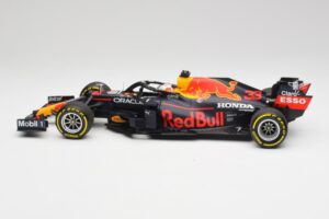 Red Bull RB16B #33 M. Verstappen Emilia Romagna GP Winner Mid Race Tyres 2021 Minichamps 1:18 110210133 Metall — Bild 3 von 7