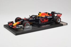Red Bull RB16B #33 M. Verstappen Abu Dhabi GP 2021 Winner Missing Figurine & Pitboard Minichamps 1:18 113212333 Resin — Bild 2 von 7