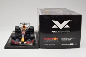 Red Bull RB16B #33 M. Verstappen Belgian GP 2021 Winner Minichamps 1:18 113211333 Resin — Bild 7 von 7
