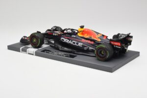Red Bull RB18 #1 M. Verstappen Japan GP Winner No Figure 2022 Minichamps 1:18 113221801B Metall — Bild 5 von 7