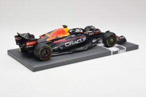 Red Bull RB18 #1 M. Verstappen Japan GP Winner No Figure & Pitboard 2022 Minichamps 1:18 113221801FB Metall — Bild 3 von 7