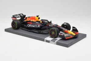 Red Bull RB18 #1 M. Verstappen Japan GP Winner No Figure & Pitboard 2022 Minichamps 1:18 113221801FB Metall — Bild 4 von 7