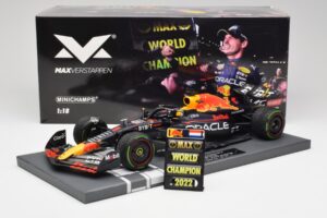 Red Bull RB18 #1 M. Verstappen Japan GP Winner No Figure & Pitboard 2022 Minichamps 1:18 113221801FB Metall — Bild 6 von 7