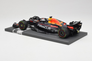 Red Bull Racing RB18 #1 M. Verstappen Japan GP Winner 2022 Minichamps 1:18 113221801FB-R1 Metall — Bild 5 von 8