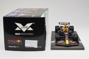 Red Bull Racing RB18 #1 M. Verstappen Japan GP Winner 2022 Minichamps 1:18 113221801FB-R1 Metall — Bild 6 von 8