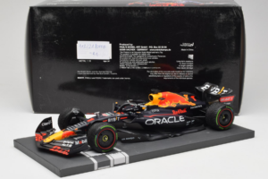 Red Bull Racing RB18 #1 M. Verstappen Japan GP Winner 2022 Minichamps 1:18 113221801FB-R1 Metall — Bild 7 von 8