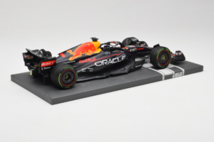 Red Bull Racing RB18 #1 M. Verstappen Japan GP Winner 2022 Minichamps 1:18 113221801FB-R1 Metall — Bild 3 von 8