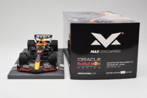 Red Bull RB18 Oracle #1 M. Verstappen Abu Dhabi GP 2022 Winner Minichamps 1:18 113222201 Resin — Bild 6 von 7
