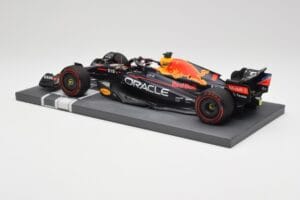 Red Bull RB18 Oracle #1 M. Verstappen Italian GP 2022 Winner Minichamps 1:18 113221601 Resin — Bild 5 von 7