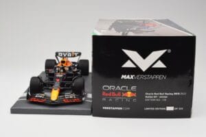 Red Bull RB18 Oracle #1 M. Verstappen Italian GP 2022 Winner Minichamps 1:18 113221601 Resin — Bild 6 von 7