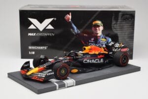 Red Bull RB18 Oracle #1 M. Verstappen Italian GP 2022 Winner Minichamps 1:18 113221601 Resin — Bild 7 von 7