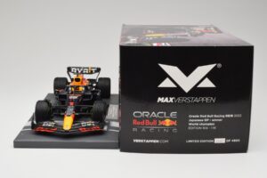 Red Bull RB18 Oracle #1 M. Verstappen Japanese GP 2022 World Champion Minichamps 1:18 113221801 Resin — Bild 6 von 7