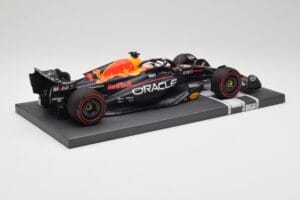 Red Bull RB19 Oracle #1 M. Verstappen British GP 2023 Winner Minichamps 1:18 113231101 Resin — Bild 3 von 7