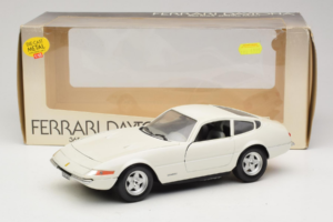 Ferrari 365 GTB/4 Daytona Berlina Weiß Techno Giodi 1:18 74007 Metall — Bild 8 von 8