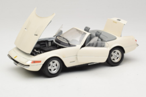 Ferrari 365 GTS/4 Spider Weiß Techno Giodi 1:18 40028 Metall — Bild 2 von 8