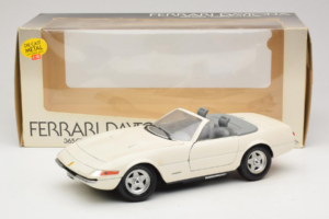Ferrari 365 GTS/4 Spider Weiß Techno Giodi 1:18 40028 Metall — Bild 8 von 8