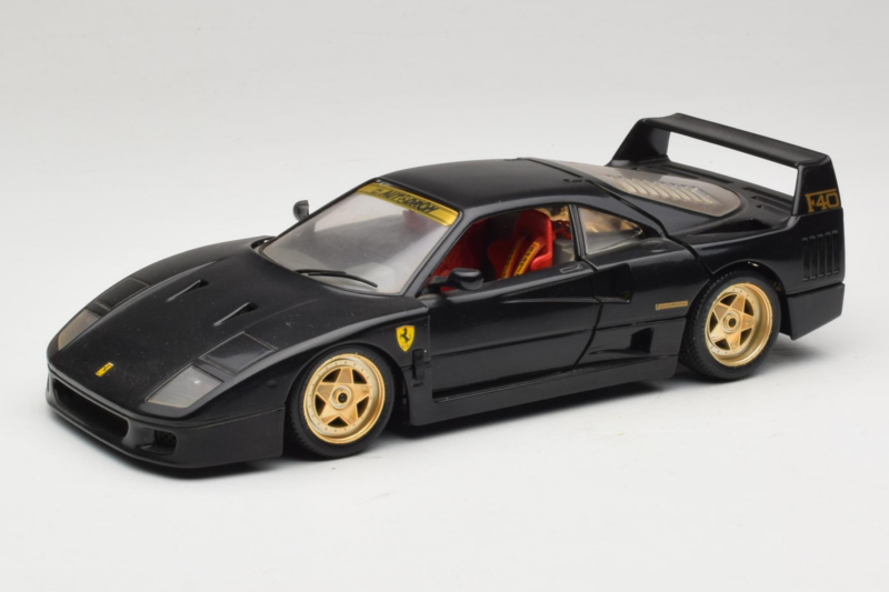 Ferrari F40 Schwarz mit Goldenen Rädern Bburago 1:18 3032-B2 Metall