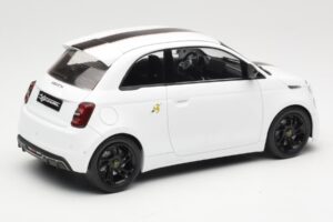 Abarth 500e Weiß IXO 1:18 MCG18497 Metall — Bild 2 von 6