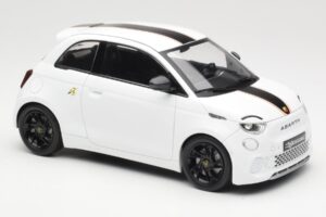 Abarth 500e Weiß IXO 1:18 MCG18497 Metall — Bild 4 von 6