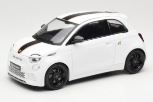 Abarth 500e Weiß IXO 1:18 MCG18497 Metall