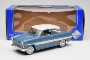 Ford Taunus 12M P2 Blau Streifen Revell 1:18 08880-M1 Metall — Bild 8 von 8