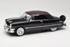 Ford Deluxe Cabriolet Schwarz Maisto 1:18 31681 Metall