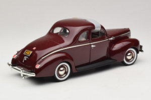 Ford Deluxe Coupe Dunkelrot ERTL 1:18 7936 Metall — Bild 3 von 7