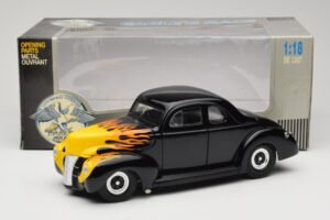 Ford Deluxe Hot Rod Schwarz Universal Hobbies 1:18 6002 Metall — Bild 8 von 8