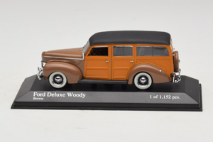 Ford DeLuxe Woody Station Wagon Braun Minichamps 1:43 400082111 Metall