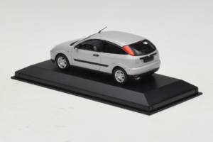Ford Focus Mk1 3-Door Silber Minichamps 1:43 FOCUS005 Metall — Bild 3 von 5