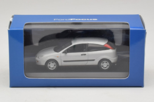 Ford Focus Mk1 3-Door Silber Minichamps 1:43 FOCUS005 Metall — Bild 5 von 5