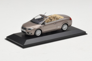 Ford Focus Mk2 CC Grau Minichamps 1:43 FORD005 Metall — Bild 2 von 4