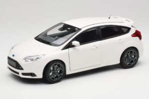 Ford Focus ST Mk2 Weiß Minichamps 1:18 110082004 Metall