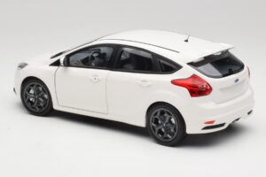 Ford Focus ST Mk2 Weiß Minichamps 1:18 110082004 Metall — Bild 7 von 8