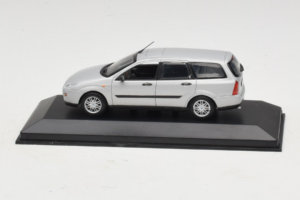 Ford Focus Mk1 Turnier Silber Minichamps 1:43 FOCUS004 Metall